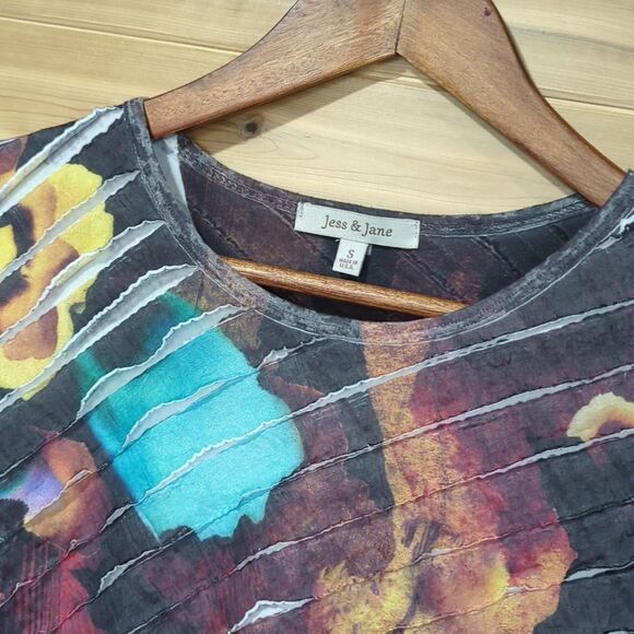 Jess & Jane Top Womens Small Multicolor Sublimation Ruffle Art - Picture 2 of 8